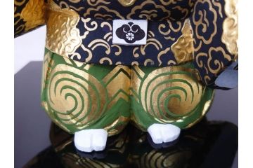 彫刻家 平野千里作　童鍾馗　極彩色　高さ19.5cm　緻密な彩色が見事な木彫(金彩、在銘、作家物、置物、ディスプレイ、おきもの、共箱付き、ガラスケース付き)(R-079069)