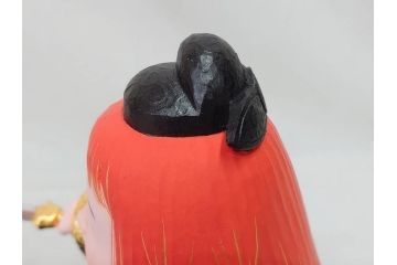 彫刻家 平野千里作　童鍾馗　極彩色　高さ19.5cm　緻密な彩色が見事な木彫(金彩、在銘、作家物、置物、ディスプレイ、おきもの、共箱付き、ガラスケース付き)(R-079069)