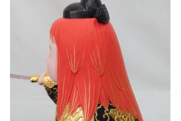 彫刻家 平野千里作　童鍾馗　極彩色　高さ19.5cm　緻密な彩色が見事な木彫(金彩、在銘、作家物、置物、ディスプレイ、おきもの、共箱付き、ガラスケース付き)(R-079069)
