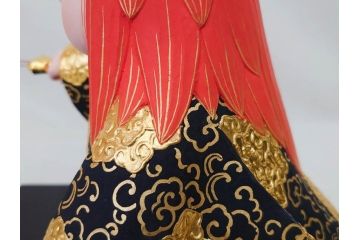 彫刻家 平野千里作　童鍾馗　極彩色　高さ19.5cm　緻密な彩色が見事な木彫(金彩、在銘、作家物、置物、ディスプレイ、おきもの、共箱付き、ガラスケース付き)(R-079069)