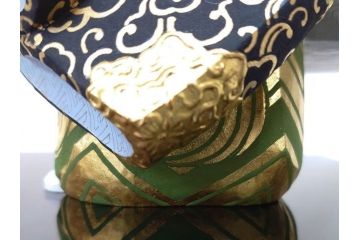 彫刻家 平野千里作　童鍾馗　極彩色　高さ19.5cm　緻密な彩色が見事な木彫(金彩、在銘、作家物、置物、ディスプレイ、おきもの、共箱付き、ガラスケース付き)(R-079069)