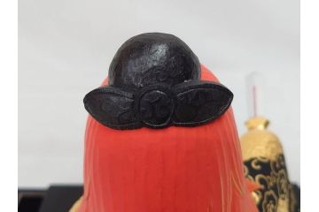 彫刻家 平野千里作　童鍾馗　極彩色　高さ19.5cm　緻密な彩色が見事な木彫(金彩、在銘、作家物、置物、ディスプレイ、おきもの、共箱付き、ガラスケース付き)(R-079069)