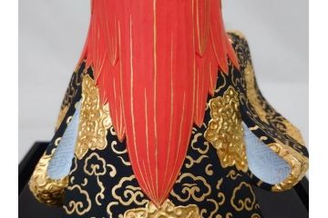 彫刻家 平野千里作　童鍾馗　極彩色　高さ19.5cm　緻密な彩色が見事な木彫(金彩、在銘、作家物、置物、ディスプレイ、おきもの、共箱付き、ガラスケース付き)(R-079069)