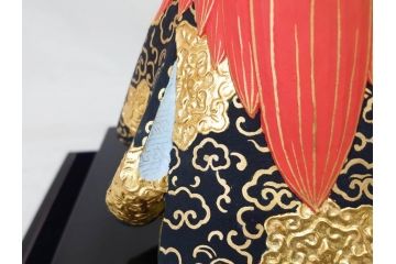彫刻家 平野千里作　童鍾馗　極彩色　高さ19.5cm　緻密な彩色が見事な木彫(金彩、在銘、作家物、置物、ディスプレイ、おきもの、共箱付き、ガラスケース付き)(R-079069)