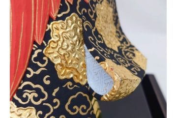 彫刻家 平野千里作　童鍾馗　極彩色　高さ19.5cm　緻密な彩色が見事な木彫(金彩、在銘、作家物、置物、ディスプレイ、おきもの、共箱付き、ガラスケース付き)(R-079069)