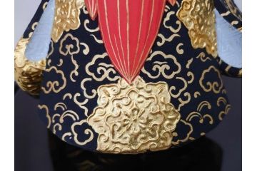 彫刻家 平野千里作　童鍾馗　極彩色　高さ19.5cm　緻密な彩色が見事な木彫(金彩、在銘、作家物、置物、ディスプレイ、おきもの、共箱付き、ガラスケース付き)(R-079069)