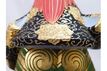 彫刻家 平野千里作　童鍾馗　極彩色　高さ19.5cm　緻密な彩色が見事な木彫(金彩、在銘、作家物、置物、ディスプレイ、おきもの、共箱付き、ガラスケース付き)(R-079069)