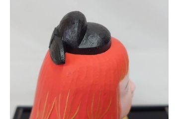 彫刻家 平野千里作　童鍾馗　極彩色　高さ19.5cm　緻密な彩色が見事な木彫(金彩、在銘、作家物、置物、ディスプレイ、おきもの、共箱付き、ガラスケース付き)(R-079069)