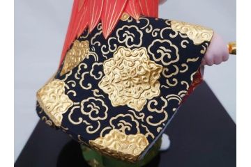 彫刻家 平野千里作　童鍾馗　極彩色　高さ19.5cm　緻密な彩色が見事な木彫(金彩、在銘、作家物、置物、ディスプレイ、おきもの、共箱付き、ガラスケース付き)(R-079069)