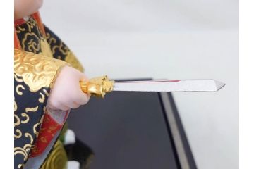 彫刻家 平野千里作　童鍾馗　極彩色　高さ19.5cm　緻密な彩色が見事な木彫(金彩、在銘、作家物、置物、ディスプレイ、おきもの、共箱付き、ガラスケース付き)(R-079069)