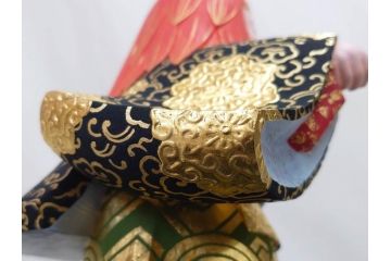 彫刻家 平野千里作　童鍾馗　極彩色　高さ19.5cm　緻密な彩色が見事な木彫(金彩、在銘、作家物、置物、ディスプレイ、おきもの、共箱付き、ガラスケース付き)(R-079069)
