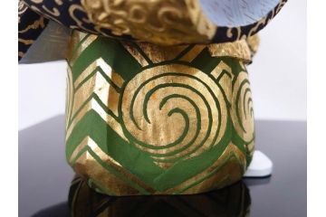 彫刻家 平野千里作　童鍾馗　極彩色　高さ19.5cm　緻密な彩色が見事な木彫(金彩、在銘、作家物、置物、ディスプレイ、おきもの、共箱付き、ガラスケース付き)(R-079069)