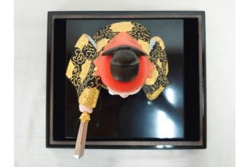 彫刻家 平野千里作　童鍾馗　極彩色　高さ19.5cm　緻密な彩色が見事な木彫(金彩、在銘、作家物、置物、ディスプレイ、おきもの、共箱付き、ガラスケース付き)(R-079069)