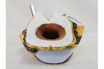 彫刻家 平野千里作　童鍾馗　極彩色　高さ19.5cm　緻密な彩色が見事な木彫(金彩、在銘、作家物、置物、ディスプレイ、おきもの、共箱付き、ガラスケース付き)(R-079069)