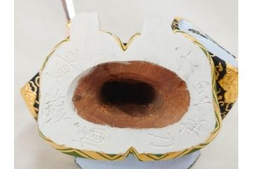 彫刻家 平野千里作　童鍾馗　極彩色　高さ19.5cm　緻密な彩色が見事な木彫(金彩、在銘、作家物、置物、ディスプレイ、おきもの、共箱付き、ガラスケース付き)(R-079069)