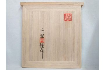 彫刻家 平野千里作　童鍾馗　極彩色　高さ19.5cm　緻密な彩色が見事な木彫(金彩、在銘、作家物、置物、ディスプレイ、おきもの、共箱付き、ガラスケース付き)(R-079069)