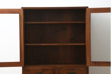 和製アンティーク　三方欅(ケヤキ)材　レトロなダイヤガラスと取っ手のデザインが素敵な本箱(ブックケース、サイドキャビネット、戸棚、収納棚、食器棚、書棚、本棚)(R-079071)