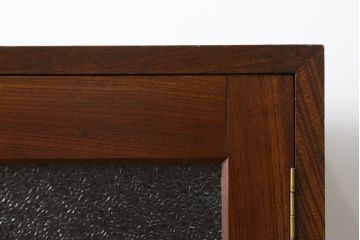 和製アンティーク　三方欅(ケヤキ)材　レトロなダイヤガラスと取っ手のデザインが素敵な本箱(ブックケース、サイドキャビネット、戸棚、収納棚、食器棚、書棚、本棚)(R-079071)