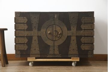和製アンティーク　杉(スギ)材　迫力のある十字金具が目を引く観音開きの時代箪笥(和たんす、整理たんす、収納タンス、衣装タンス、ローチェスト、ローボード、テレビ台、テレビボード、引き出し)(R-079072)