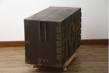 和製アンティーク　杉(スギ)材　迫力のある十字金具が目を引く観音開きの時代箪笥(和たんす、整理たんす、収納タンス、衣装タンス、ローチェスト、ローボード、テレビ台、テレビボード、引き出し)(R-079072)