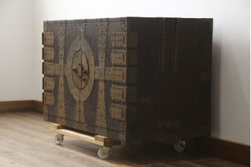 和製アンティーク　杉(スギ)材　迫力のある十字金具が目を引く観音開きの時代箪笥(和たんす、整理たんす、収納タンス、衣装タンス、ローチェスト、ローボード、テレビ台、テレビボード、引き出し)(R-079072)