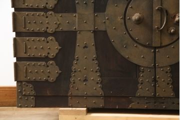 和製アンティーク　杉(スギ)材　迫力のある十字金具が目を引く観音開きの時代箪笥(和たんす、整理たんす、収納タンス、衣装タンス、ローチェスト、ローボード、テレビ台、テレビボード、引き出し)(R-079072)