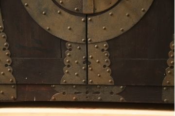 和製アンティーク　杉(スギ)材　迫力のある十字金具が目を引く観音開きの時代箪笥(和たんす、整理たんす、収納タンス、衣装タンス、ローチェスト、ローボード、テレビ台、テレビボード、引き出し)(R-079072)