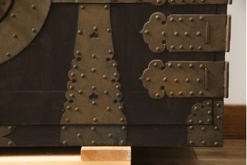 和製アンティーク　杉(スギ)材　迫力のある十字金具が目を引く観音開きの時代箪笥(和たんす、整理たんす、収納タンス、衣装タンス、ローチェスト、ローボード、テレビ台、テレビボード、引き出し)(R-079072)
