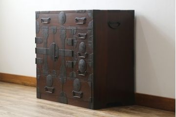 和製アンティーク　前面欅(ケヤキ)材　新潟県見附市産　重厚な金具がかっこいい観音扉付きの帳場小箪笥(和たんす、収納タンス、整理たんす、時代箪笥、引き出し、サイドチェスト)(R-079073)