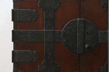 和製アンティーク　前面欅(ケヤキ)材　新潟県見附市産　重厚な金具がかっこいい観音扉付きの帳場小箪笥(和たんす、収納タンス、整理たんす、時代箪笥、引き出し、サイドチェスト)(R-079073)