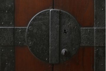 和製アンティーク　前面欅(ケヤキ)材　新潟県見附市産　重厚な金具がかっこいい観音扉付きの帳場小箪笥(和たんす、収納タンス、整理たんす、時代箪笥、引き出し、サイドチェスト)(R-079073)