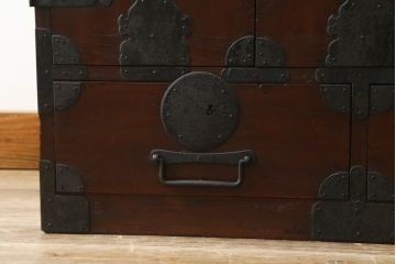 和製アンティーク　前面欅(ケヤキ)材　新潟県見附市産　重厚な金具がかっこいい観音扉付きの帳場小箪笥(和たんす、収納タンス、整理たんす、時代箪笥、引き出し、サイドチェスト)(R-079073)