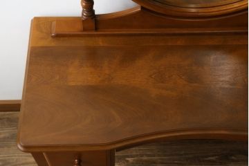中古　横浜ダニエル(daniel)　アーリーアメリカンシリーズ　A-402　ラウンド型の鏡が印象的! 上品な佇まいのドレッサーとスツールのセット(鏡台、化粧台、ミラー)(R-079074)