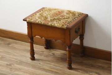 中古　横浜ダニエル(daniel)　アーリーアメリカンシリーズ　A-402　ラウンド型の鏡が印象的! 上品な佇まいのドレッサーとスツールのセット(鏡台、化粧台、ミラー)(R-079074)