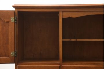 中古　横浜クラシック家具　ダニエル(Daniel)　特注品　気品漂うエレガントなデザインが魅力のサイドボード(リビングボード、戸棚、収納棚)(R-079076)