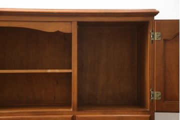 中古　横浜クラシック家具　ダニエル(Daniel)　特注品　気品漂うエレガントなデザインが魅力のサイドボード(リビングボード、戸棚、収納棚)(R-079076)