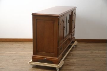 中古　横浜クラシック家具　ダニエル(Daniel)　特注品　気品漂うエレガントなデザインが魅力のサイドボード(リビングボード、戸棚、収納棚)(R-079076)