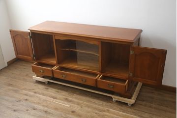 中古　横浜クラシック家具　ダニエル(Daniel)　特注品　気品漂うエレガントなデザインが魅力のサイドボード(リビングボード、戸棚、収納棚)(R-079076)