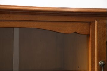 中古　横浜クラシック家具　ダニエル(Daniel)　特注品　気品漂うエレガントなデザインが魅力のサイドボード(リビングボード、戸棚、収納棚)(R-079076)