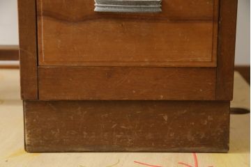 和製アンティーク　昭和を感じさせるレトロな雰囲気が魅力的な透かし彫り入り片袖机(勉強机、ワークデスク、作業台、在宅用、在宅ワーク用)(R-079077)