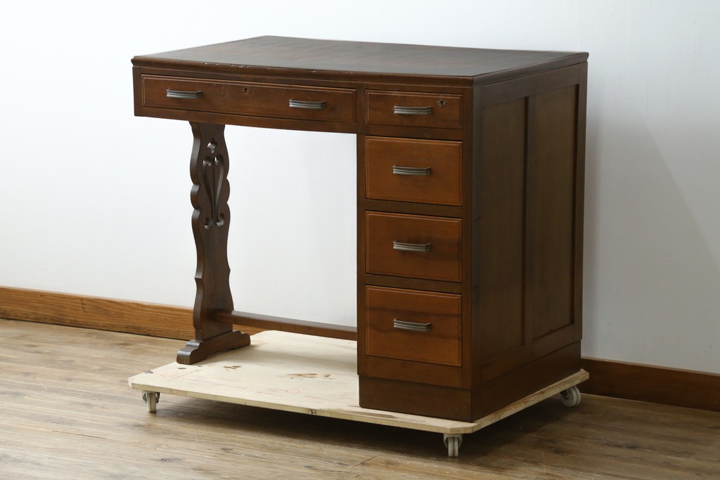 和製アンティーク　昭和を感じさせるレトロな雰囲気が魅力的な透かし彫り入り片袖机　(R-079077)