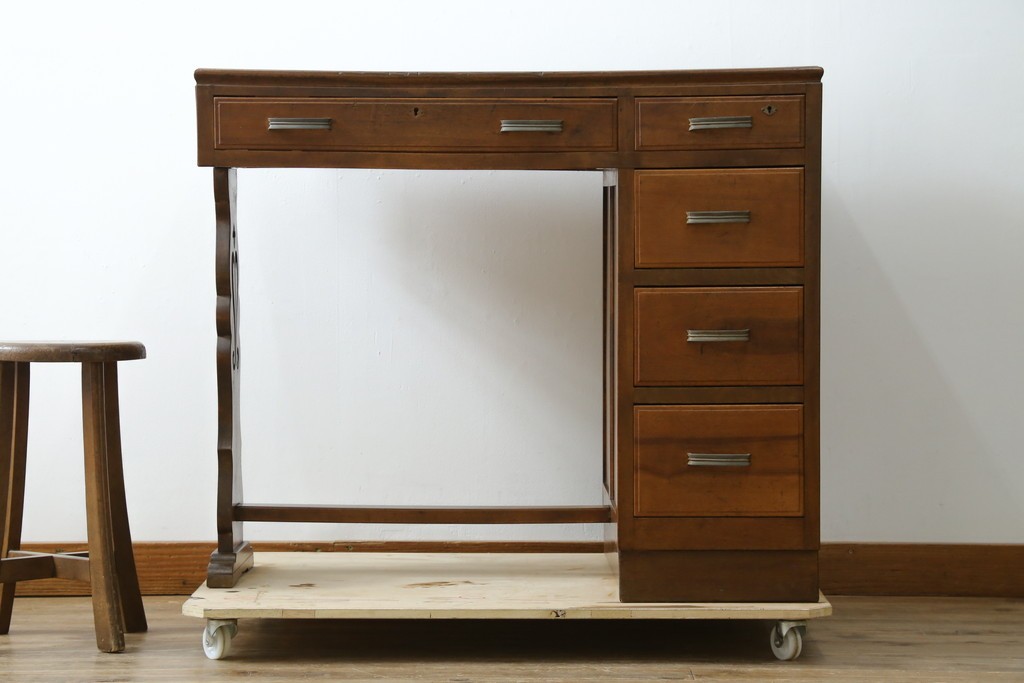 和製アンティーク　昭和を感じさせるレトロな雰囲気が魅力的な透かし彫り入り片袖机　(R-079077)