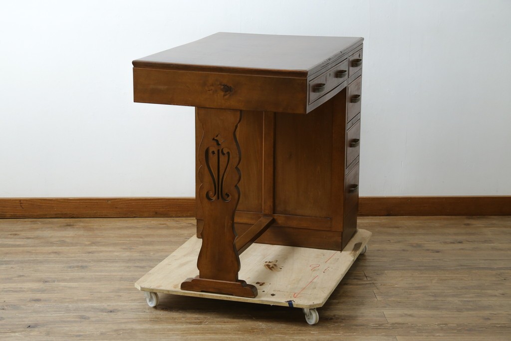 和製アンティーク　昭和を感じさせるレトロな雰囲気が魅力的な透かし彫り入り片袖机　(R-079077)