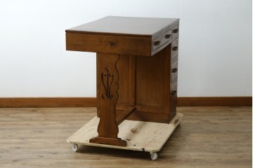 和製アンティーク　昭和を感じさせるレトロな雰囲気が魅力的な透かし彫り入り片袖机　(R-079077)