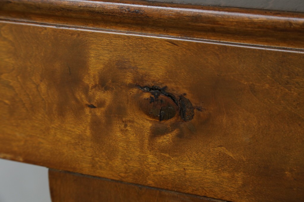 和製アンティーク　昭和を感じさせるレトロな雰囲気が魅力的な透かし彫り入り片袖机　(R-079077)