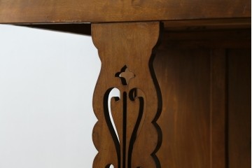 和製アンティーク　昭和を感じさせるレトロな雰囲気が魅力的な透かし彫り入り片袖机　(R-079077)