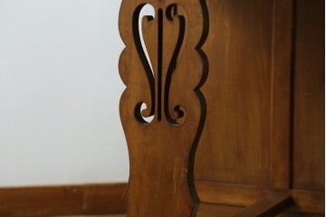 和製アンティーク　昭和を感じさせるレトロな雰囲気が魅力的な透かし彫り入り片袖机　(R-079077)