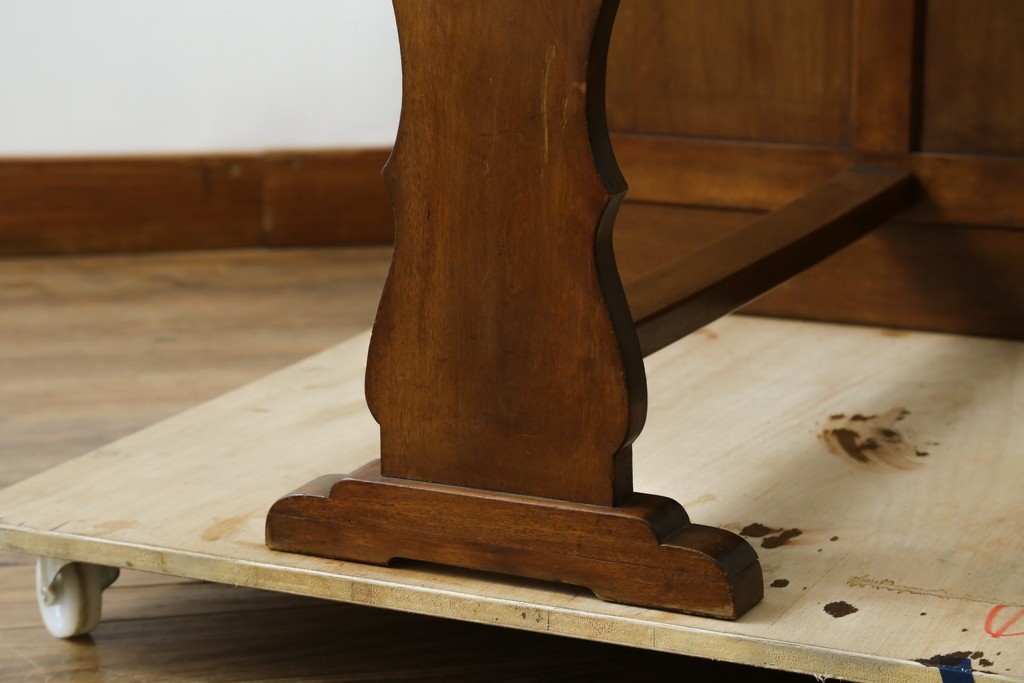 和製アンティーク　昭和を感じさせるレトロな雰囲気が魅力的な透かし彫り入り片袖机　(R-079077)