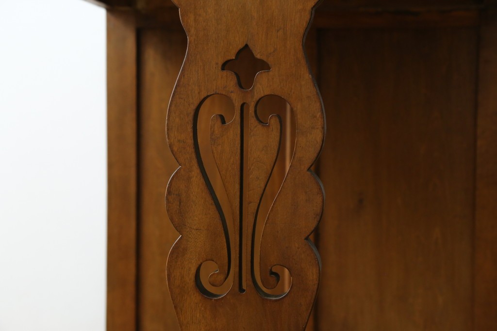 和製アンティーク　昭和を感じさせるレトロな雰囲気が魅力的な透かし彫り入り片袖机　(R-079077)