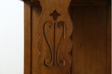 和製アンティーク　昭和を感じさせるレトロな雰囲気が魅力的な透かし彫り入り片袖机　(R-079077)